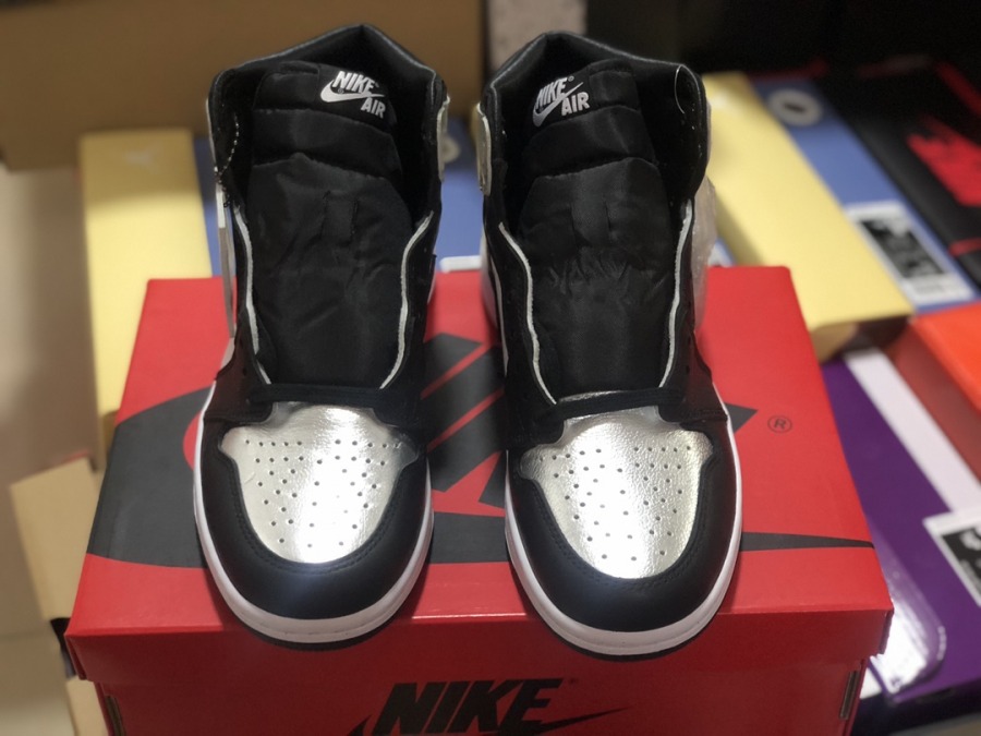 silver toe jordan 1 box