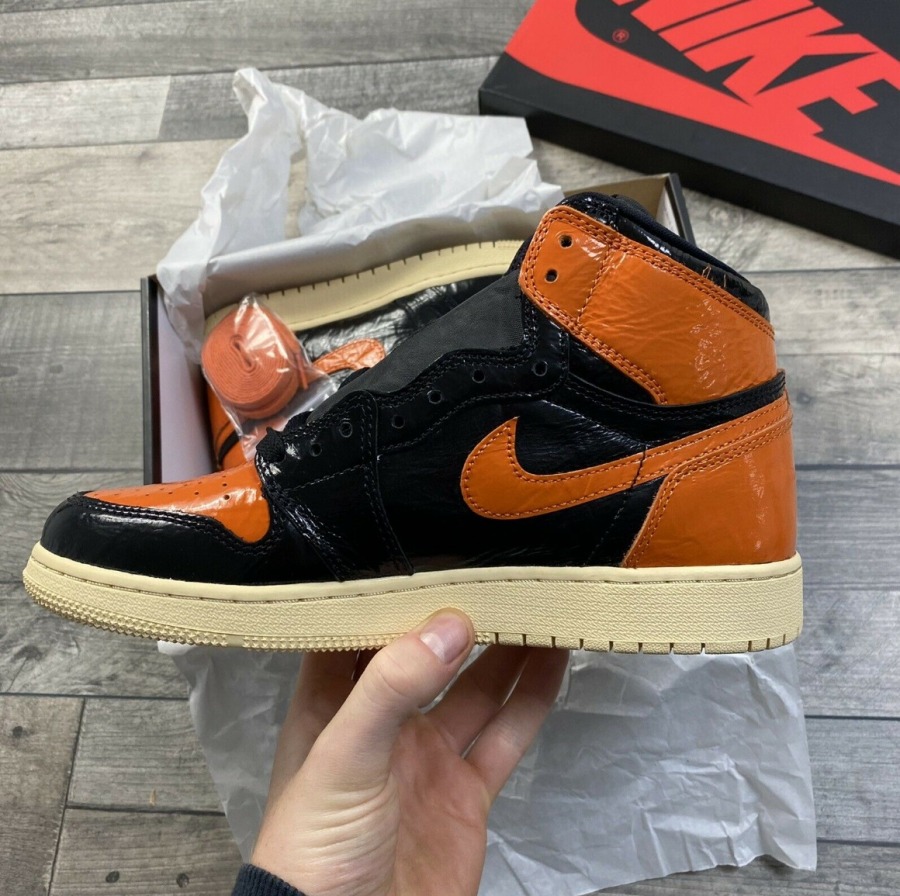 jordan retro 1 high og black gold