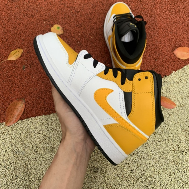 university gold jordan 1 outfit