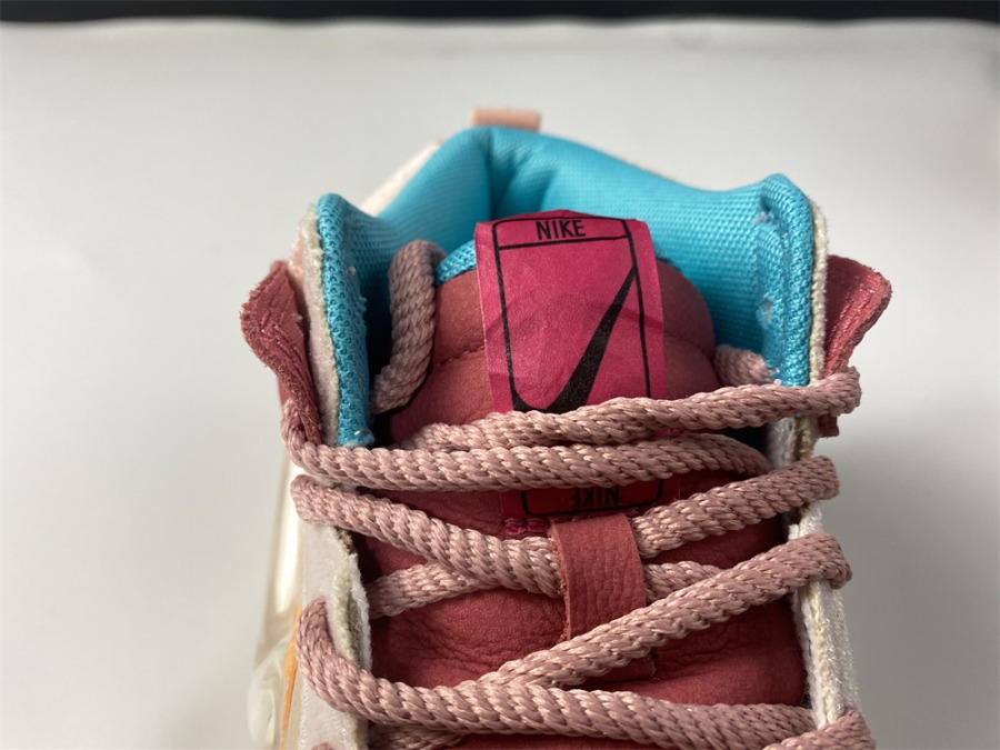 social status dunk mid strawberry milk